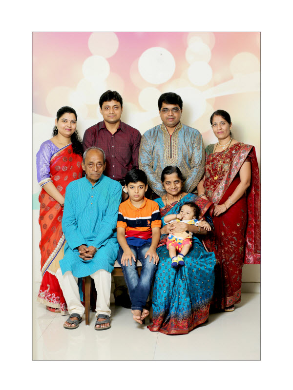 Family Portrait Studio Photographer - ThePodPhoto | Glam family photoshoot,  Family photoshoot outfits, Family photo studio